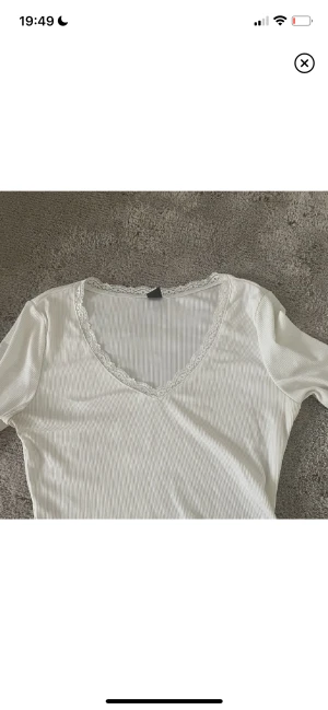 Topp - Vit topp som är cropped