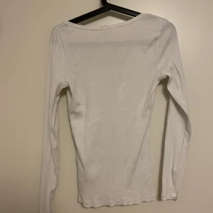 h&m tröja vit - bra skick, använd fåtal gånger. tvättas innan utskick 
