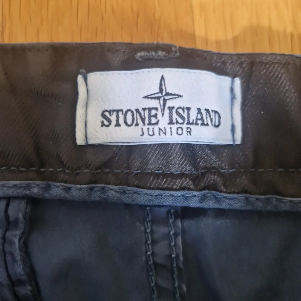 Säljer ett par äkta stone island shorts i junior strl 170, motsvarande storlek S. . Shorts.