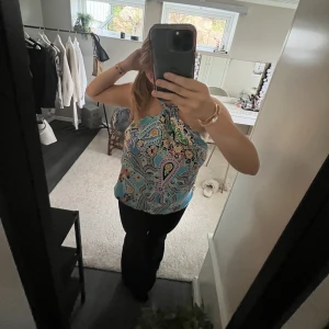 Zara topp - Så fin topp från zara!!Super bra skick och ser ut samma bak! <3 nypris 300kr