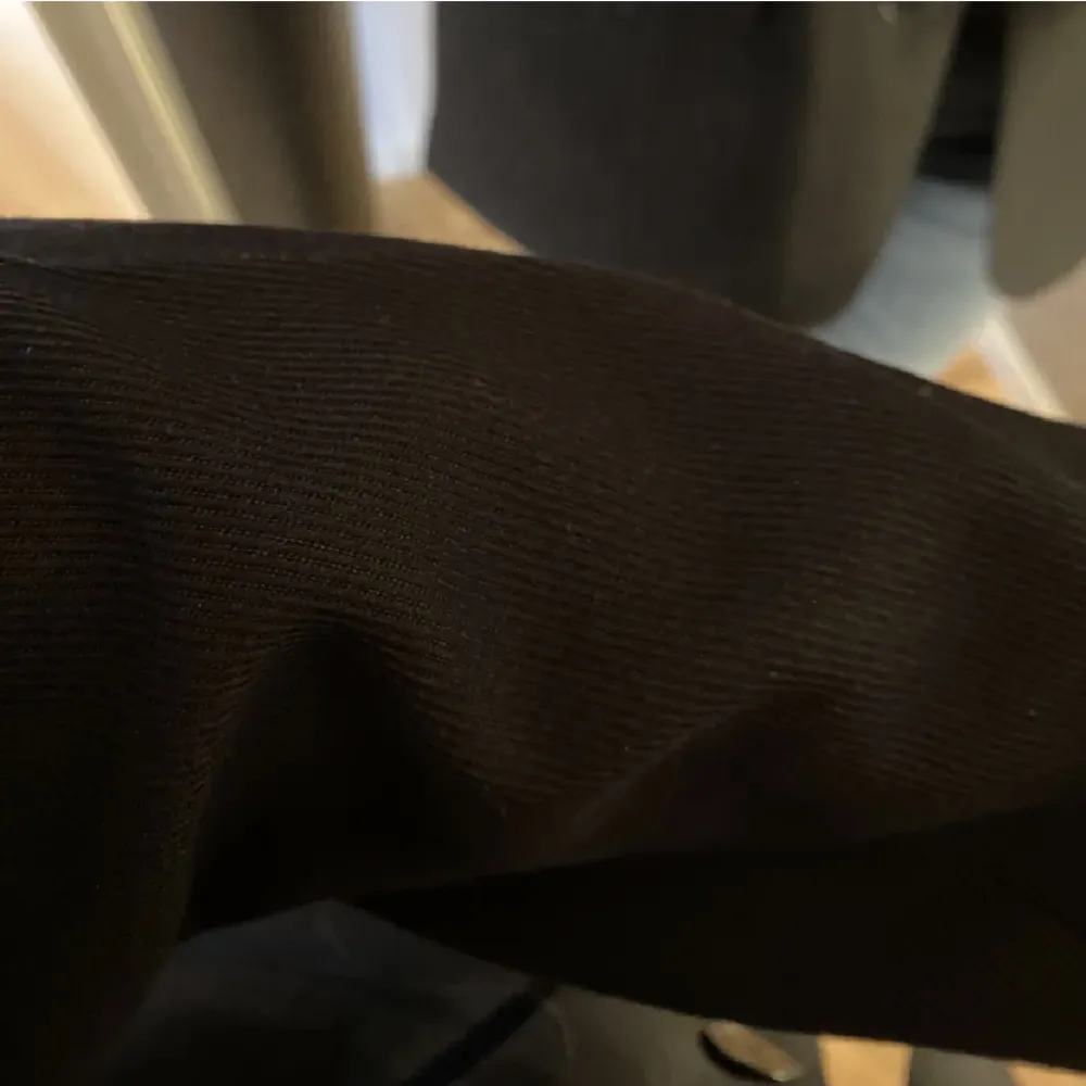 En kavaj/blazer ifrån NAKD i storlek 36. Den är oversize i modellen och tyget är ”räfflat”. Säljer pga av att jag har för många kavajer, och denna kommer inte till använd längre. Använd max 20 gånger❤️ Nypris 600kr. Kostymer.