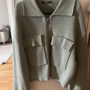 Kofta! - Oliv/mint grön kofta/jacka från GinaTricot. 