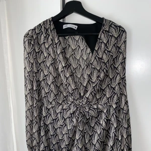Klänning Zara - Jättefin v-ringad klänning från zara, knappt använd pga för kort 