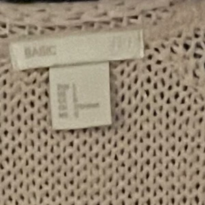 Ljus rosa stickad tröja  - Ljus rosa stickad tröja i mjuk bomull . I använt fint skick . 