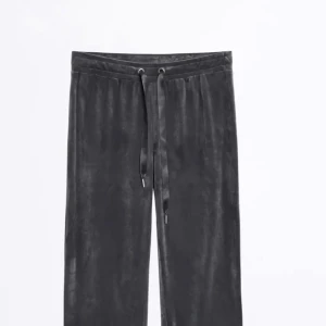 Grå set  - Snöret på koftan är borta men utöver det är den i ett nytt skikt 