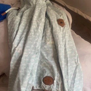 Fin höstjacka  - En höstjacka som knappt är använd. Köpte för 1500kr. Bra skickt! 