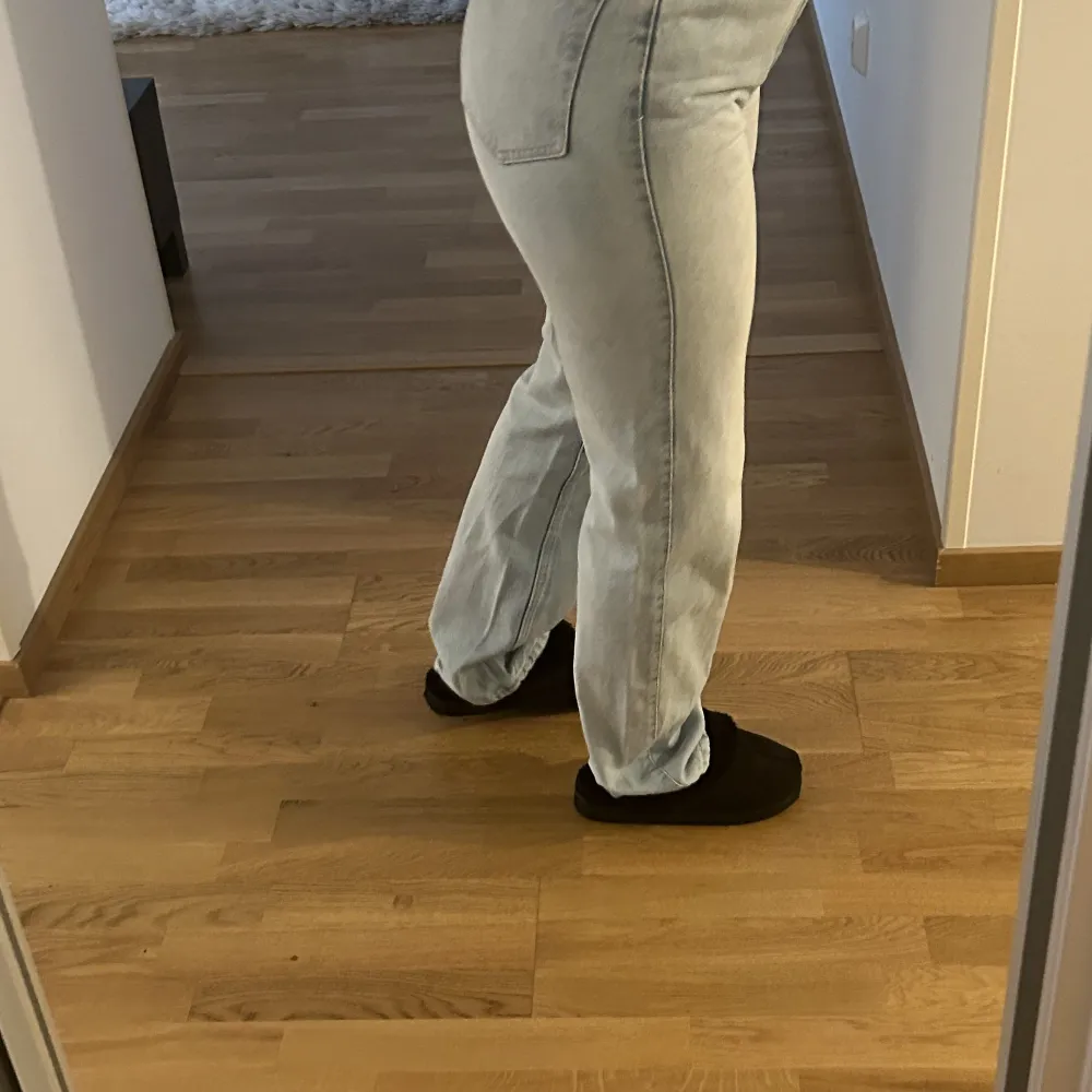 Weekday jeans i modellen rowe i bra skick . Jeans & Byxor.
