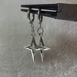 Star shine big star earrings - Dessa örhängen är till största dels gjorda av rostfritt stål vilket innebär att de förmodligen inte förstörs om de kommer i kontakt med vatten och allmänt håller längre. Rostfritt stål ändrar inte färg som att ndra material ,perfekta för vardaglig användn