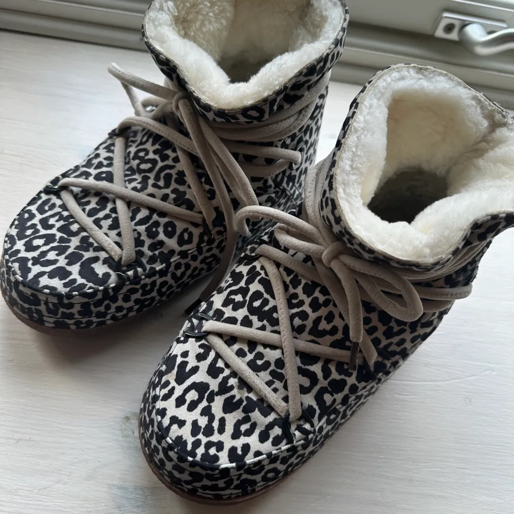 Säljer mina inuikii skor som är i storlek 37 och leopard mönster med vit fodring inuti, inköpta 2021 har bara använt dom ett fåtal gånger.. Skor.