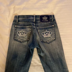 Victoria Beckham Jeans - Snygga Lågmidjade Bootcut Victoria Beckham jeans!  🌼 Måtten är innerbens längd 73, ytterben 91 och 72 i midjan.   Jag är 163 cm lång.  kontakta mig om du är intresserad! ⭐️🌷