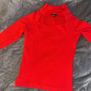 Röd topp - Fick i present inte min stil, aldrig använd 