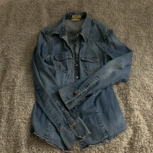 Jeans jacka💕 - Hej fina💕, jag säljer en guess jeans jacka (fake), den kommer inte till andvändning mer då den inte riktigt är min stil, jackan är i fint skick och har inga skador. Den är inte så tjock i materialet heller. Liten i storleken.