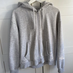 Zip-up Hoddie - En grå zip up hoddie från H&M.  Köpte för 250 men säljer för 150 kr. 