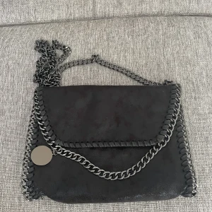 väska - lägger upp igen eftersom personen inte svarade! stella mc cartney liknande väska❤️TRYCK PÅ KÖP NU❤️ högsta pris jag fått är 350 så det säljer jag den för❤️ den är rymlig men det får inte plats en chromebook❤️ leopardmönster inuti men syns ej!🫶🏼