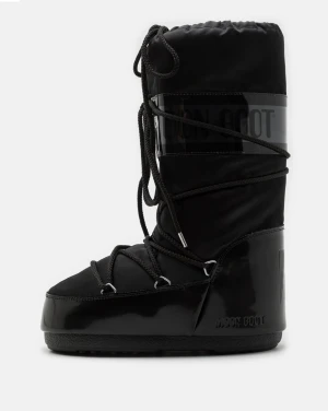 Moonboots  - Jag säjer mina svarta höga moonboots då jag ibte andvänt som mer, dom är andvända kanske 5 gånger så de ör i fint skick👍🏽 Skriv om det är något du undrar över.