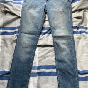 Säljer nu mina Jack & Jones jeans som inte kommer till användning längre. Använda men i mycket bra skick! Modellen heter ”skinny Liam”. Har även samma modell i svart liggandes i profilen! Det står att det är size 164, de är uppskattningsvis W31 L31. 