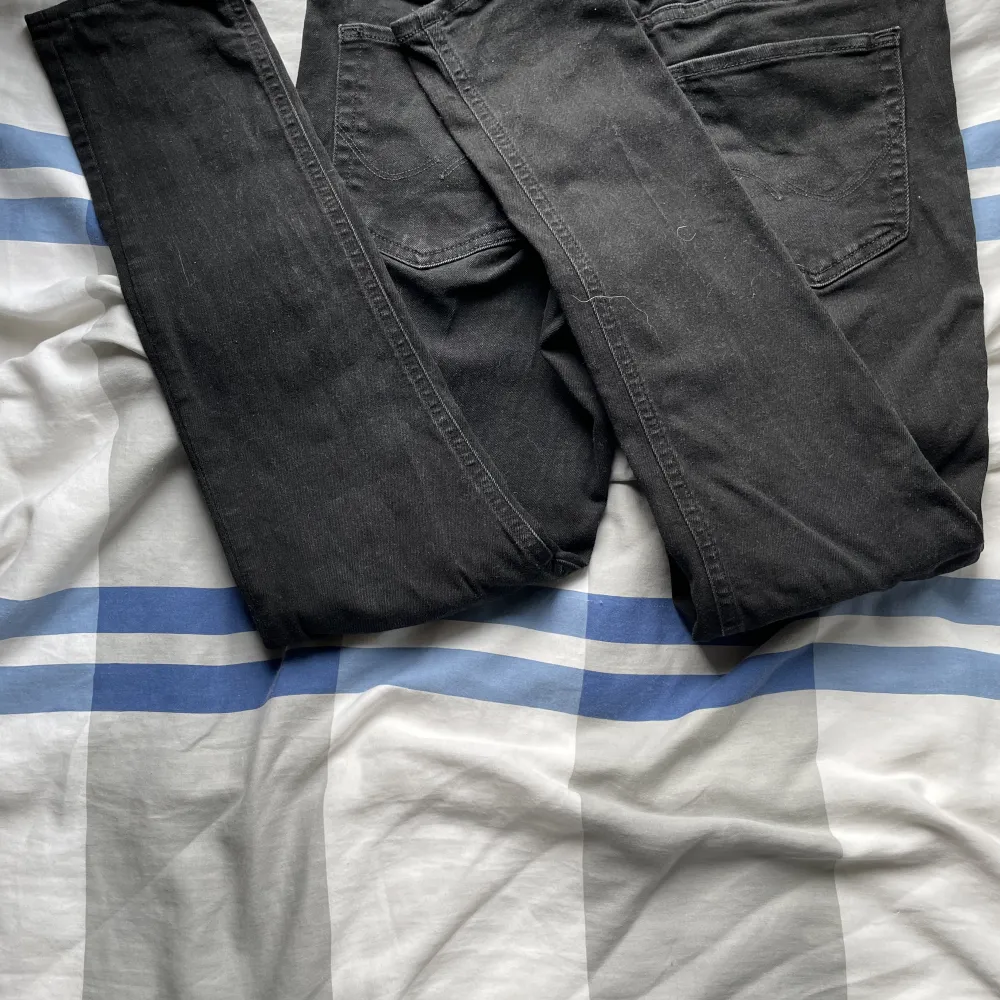 Säljer nu 2 av dessa svarta snygga Jack and Jones byxor. Modellen är ”skinny liam” Storleken är 168, uppskattningsvis skulle ja säga att de är W31 L31. Ni får 1 par för 100 eller båda för 170! Håller på och garderobränsa så kolla gärna resten av profilen!. Jeans & Byxor.