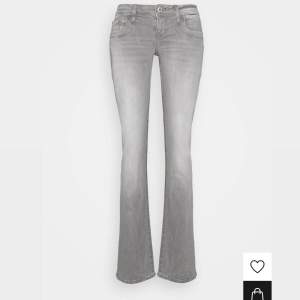 Gråa lågmudjade ltb jeans!!! Storlek 28/34, nyskick 💕💕💕helt slutsålda, nypris: 800