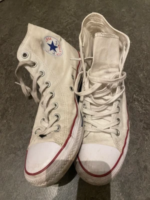 Converse  - Converse som är ganska använda som man ser där av priset skriv gärna vid frågor❤️