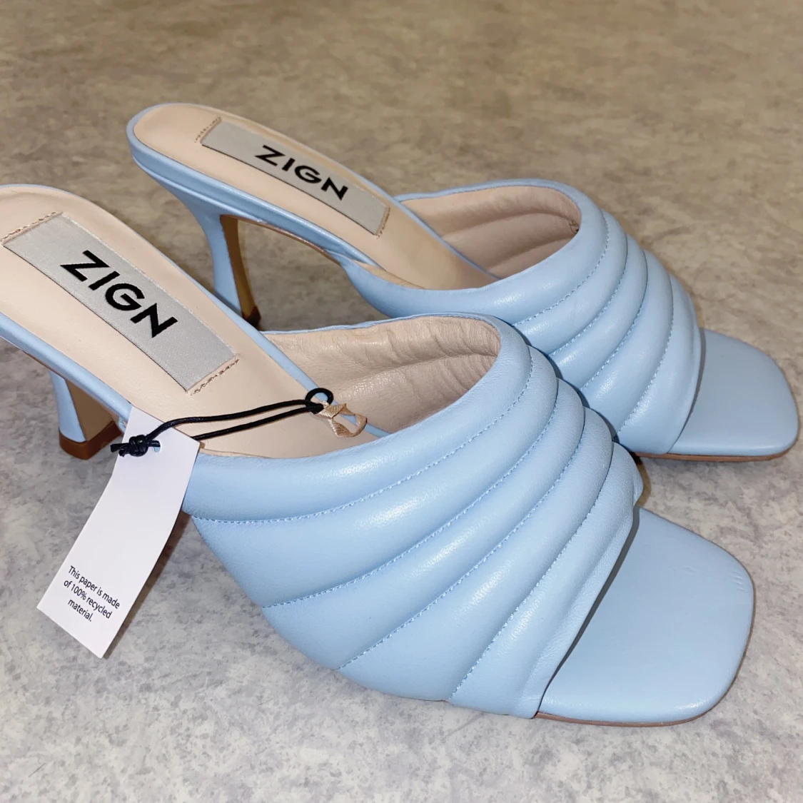 Ljusblåa klackskor