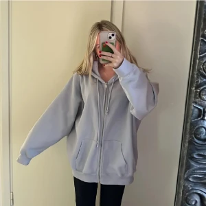 Brandy oversized zip up - Väldigt oversized zip up från Brandy Melville! Jag brukar ha S och den är väldigt stor på mig, passar definitivt större beroende på hur man vill att den ska sitta!💕 fint skick, använd gärna köp nu