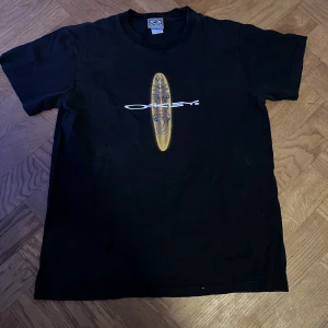 Oakley T-shirt. - Sjukt fet Oakley T-shirt. Inga stora fläckar eller hål! Bra skick och snyggt tryck! Den är lite använd och solblekt men inget stort! Perfekt tröja i höst och passar till allt! Släpper billigt! Fler bilder i Dm!