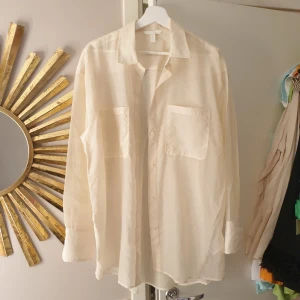 skjorta - skjorta i skir vävd lyocellblanding.  från H&M  aldrig använts.