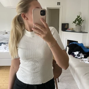 T-shirt - Vit T-shirt i bra skick, knappt använd!😍