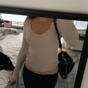 Tröja - Säljer denna tunna stickade lång ärmade tröjan som används ett fåtal gånger