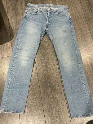 Levis jeans 501 - Ett par Levis 501 jeans som knappt är använda. Säljer dom pågrund av för lite användning 