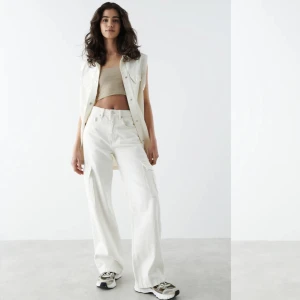 Cargo byxor  - Krämvita cargo byxor från gina, super bra skick, använt de fåtal gånger! Nypris: 499kr