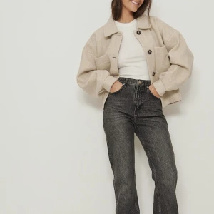 beige jacka nakd🤎 - säljer min fina fina jacka från nakd! sparsamt använd men en liiiten fläck vid fickan. hör av er för fler bilder💌🤍