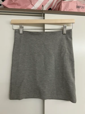 Kjol med resår i midjan  - Knappt använd, finns inga tecken på användning.