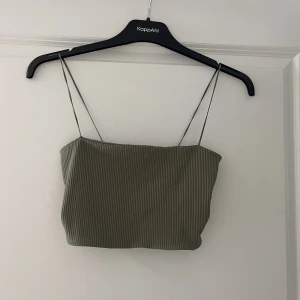 Linne - Linne i kort passform, använd men fortfarande i mycket gott skick 