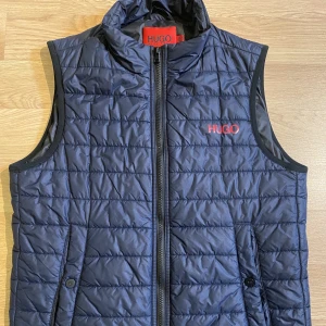 HUGO BOSS väst - Snygg HUGO/HUGO BOSS väst i nyskick!  Inköpt för 1400:-  Storlek M men passar även S Hör av dig om du undrar något!