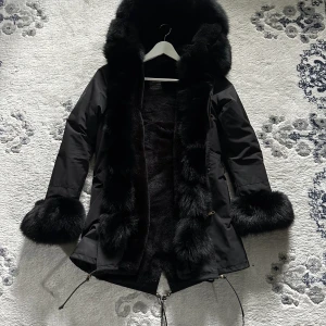 Vinterjacka - Svart vinter jacka dam Storlek M Bra skick Äkta päls 