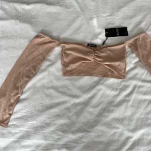 Ny (prislapp på) långärmad crop top - Superfin helt ny (prislapp på) långärmad crop top. Står ej storlek men det är en storlek S.  Mötas upp i Stockholm eller fraktas!