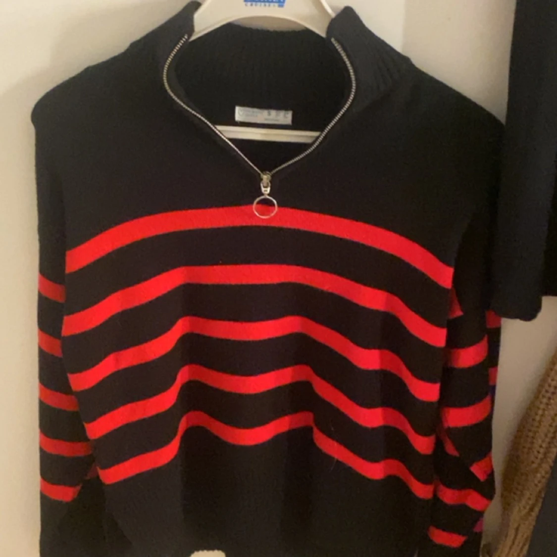 Stickad tröja med dragkedja 