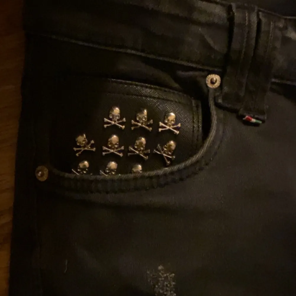 Ett par äkta Philipp Plein jeans, ända negativa är att en av skallarna i fickan har lossnat. Jeans & Byxor.