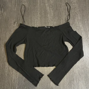 tröja🖤 - off-shoulder tröja med ribbat material & volanger upptill och på ärmarna!