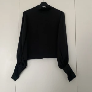 Blus  - Blus/topp från NAKD. polokrage med 3 knappar och ballongarmar. Köparen står för frakten. 