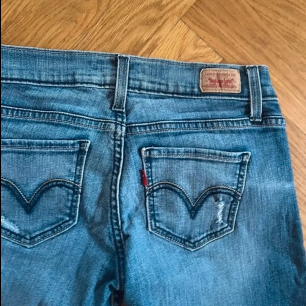 Blåa lågmidjade jeans fårn levis. Skit snygga men är tyvärr för små. Står ingen storlek men skille gissa på xs-s. . Jeans & Byxor.