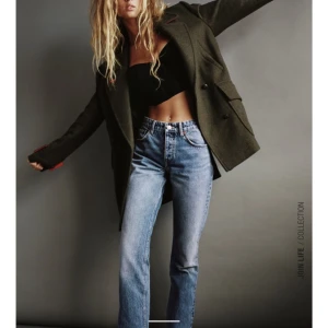 Zara Jeans - Säljer ett par superfina mörkblå jeans från Zara i storlek 34. Jeansen är i väldigt bra skick och jag säljer dom för att de tyvärr blivit för små för mig.