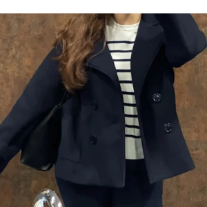 Design by si kappa - Säljer min snygga blå design by si kappa. Jar vanligtvis S/M i jackor och denna är en M/L. Den är i fint skick. Hör av dig vid funderingar.