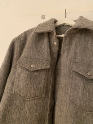 Jacka  - Mysig höstjacka från Carin Wester. Sparsamt använd!! Sälj pga att den inte kommer till användning