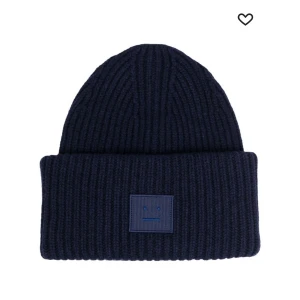 Acnemössa - Säljer min mörklblåa acnemössa då den aldrig kommit till användning. Superbra kvalite och självklart äkta! JUST NU ÄR DET MÅNGA SOM ÄR INTRESSERADE SÅ LÄGG BUD!❤️