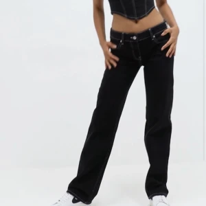 Lågmidjade jeans - Säljer dessa svin snygga jeans från Nelly med vita sömmar, bilder lånade från hemsidan då de tyvärr inte passar mig! Storlek 40 men skulle säga med en 38!❤️‍🔥❤️‍🔥 150+ frakt 