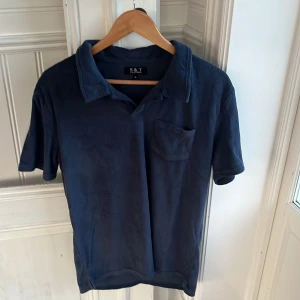 Frotté piké att M - Blå frotté pike från S&T clothing, str M.