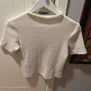 Zara topp  - Säljer denna fina topp från zara som jag tyvärr har växt ur. Skriv DM vid frågor. Tvättar och stryker innan jag postar 💞💞