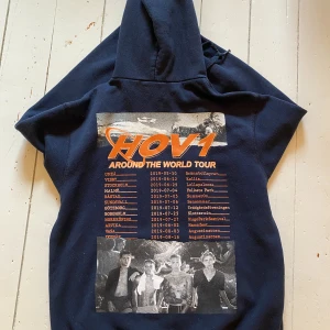 Hov1 Merch - Säljer min Hov1 merch hoodie. Knappt använd. Storlek S 